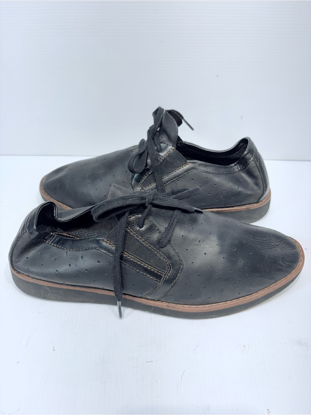 BORN b.o.c. Black Leather Perforated Lace-Up Shoes - Women's Size 10